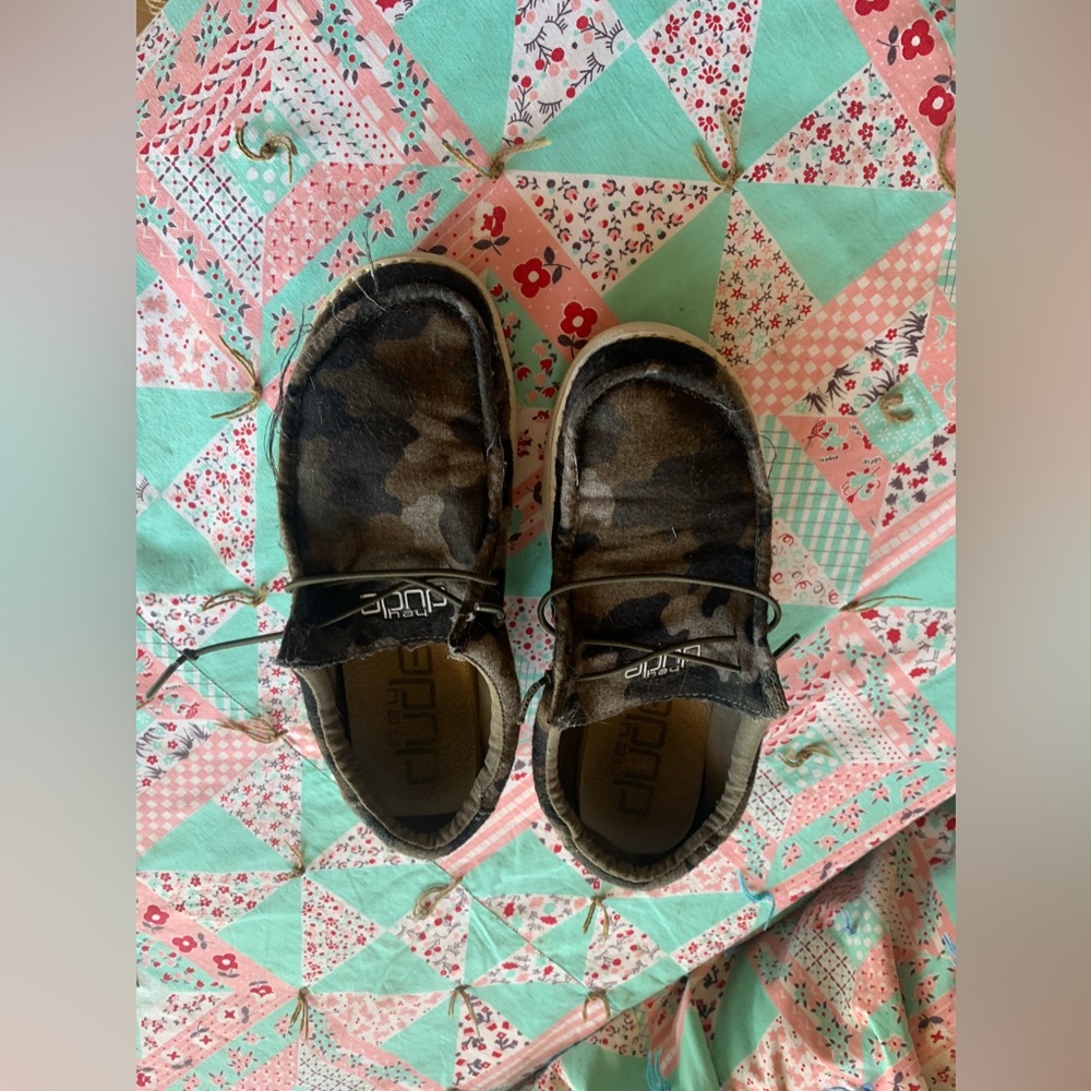 Youth size 6/ladies size 7 camo hey dudes - Picture 2 of 5